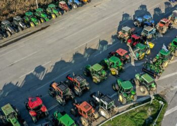 Παραμένουν στα μπλόκα οι αγρότες, όχι στη συνάντηση στο Μαξίμου – Σε διάλογο με ανοιχτούς δρόμους καλεί η Κυβέρνηση