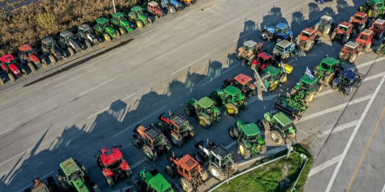 Παραμένουν στα μπλόκα οι αγρότες, όχι στη συνάντηση στο Μαξίμου – Σε διάλογο με ανοιχτούς δρόμους καλεί η Κυβέρνηση