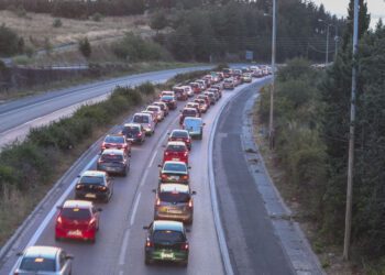 Αυξημένη κίνηση για Λουτρά και Καϊμάκτσαλαν – Ουρές χιλιομέτρων και παρέμβαση της Αστυνομίας