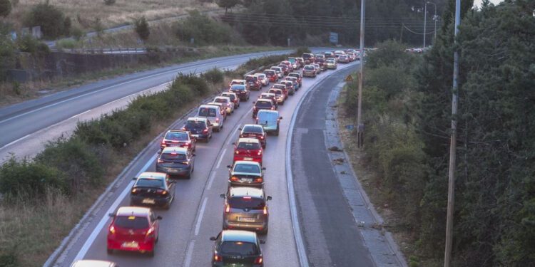 Αυξημένη κίνηση για Λουτρά και Καϊμάκτσαλαν – Ουρές χιλιομέτρων και παρέμβαση της Αστυνομίας