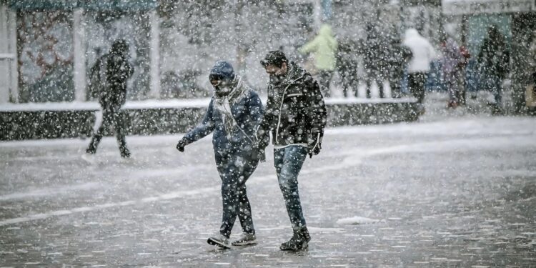 Σκηνικού «ρωσικού χειμώνα» το Σαββατοκύριακο σε όλη τη χώρα: Ραγδαία πτώση της θερμοκρασίας και χιόνια σε χαμηλά υψόμετρα