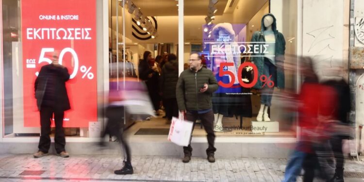 Ανοιχτά τα μαγαζιά σήμερα, πρώτη Κυριακή των εκπτώσεων – Το ωράριο λειτουργίας