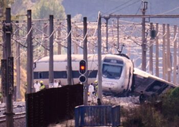 Πώς έγινε η φονική σύγκρουση τρένων υψηλής ταχύτητας στην Ισπανία και γιατί έχει χαρακτηριστεί «πραγματικά παράξενη»