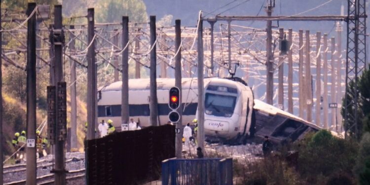 Πώς έγινε η φονική σύγκρουση τρένων υψηλής ταχύτητας στην Ισπανία και γιατί έχει χαρακτηριστεί «πραγματικά παράξενη»