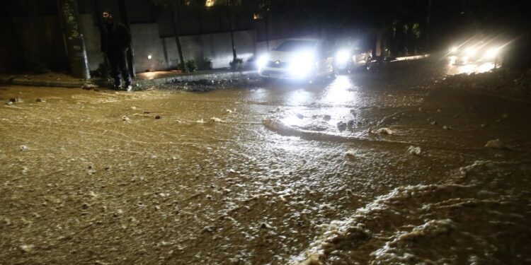 Δύο νεκροί ο απολογισμός της σφοδρής κακοκαιρίας που σάρωσε χτες τη χώρα μας – Εικόνες καταστροφής σε πολλές περιοχές