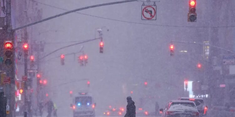 ΗΠΑ: Πάνω από 670.000 νοικοκυριά και καταστήματα χωρίς ηλεκτροδότηση – Σχεδόν 10.000 ακυρώσεις πτήσεων λόγω της ιστορικής χιονοθύελλας