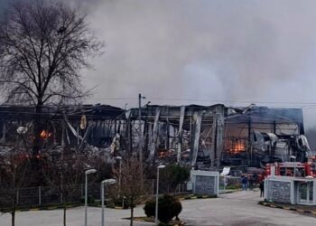 Τρεις γυναίκες νεκρές από τη μεγάλη φωτιά στο εργοστάσιο της μπισκοτοβιομηχανίας «Βιολάντα» στα Τρίκαλα