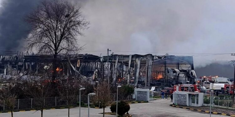 Τρεις γυναίκες νεκρές από τη μεγάλη φωτιά στο εργοστάσιο της μπισκοτοβιομηχανίας «Βιολάντα» στα Τρίκαλα