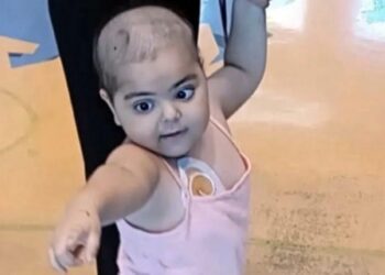 Η μικρή Παρασκευούλα που έχει διαγνωστεί με καρκίνο στον εγκέφαλο δίνει μάχη για τη ζωή της και μας χρειάζεται