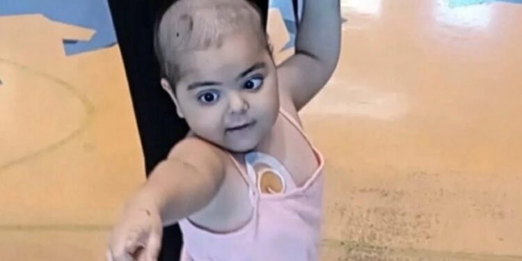 Η μικρή Παρασκευούλα που έχει διαγνωστεί με καρκίνο στον εγκέφαλο δίνει μάχη για τη ζωή της και μας χρειάζεται