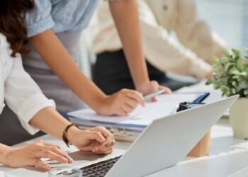 Ποιοι εργαζόμενοι θα δουν αύξηση έως και 300 ευρώ από σήμερα – Δείτε τα παραδείγματα