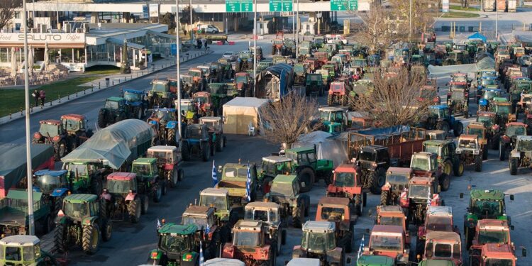 Κλιμακώνουν τις κινητοποιήσεις οι αγρότες – Αποφάσισαν 48ωρο αποκλεισμό δρόμων, αεροδρομίων, λιμανιών και τελωνείων