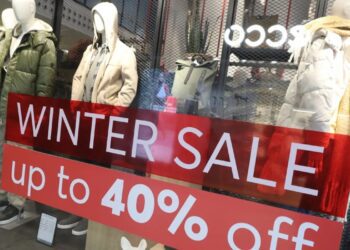 Πρεμιέρα σήμερα για τις χειμερινές εκπτώσεις – Ποιες Κυριακές θα είναι ανοιχτά τα καταστήματα