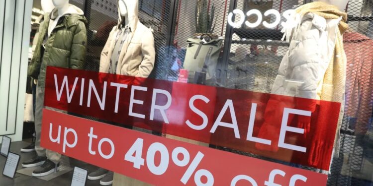 Πρεμιέρα σήμερα για τις χειμερινές εκπτώσεις – Ποιες Κυριακές θα είναι ανοιχτά τα καταστήματα