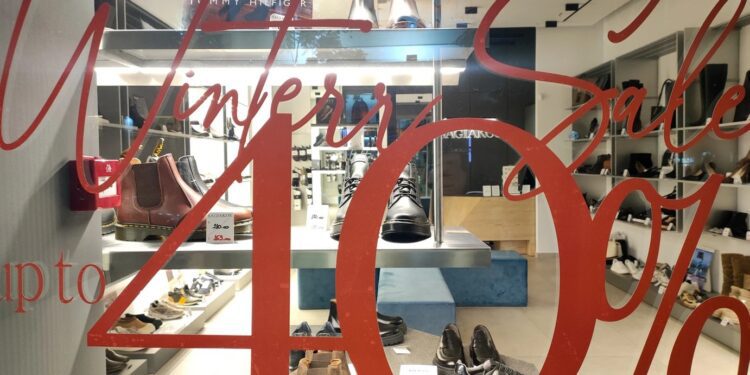 Πόσο θα διαρκέσουν οι χειμερινές εκπτώσεις – Ποιες Κυριακές θα μείνουν ανοικτά τα καταστήματα