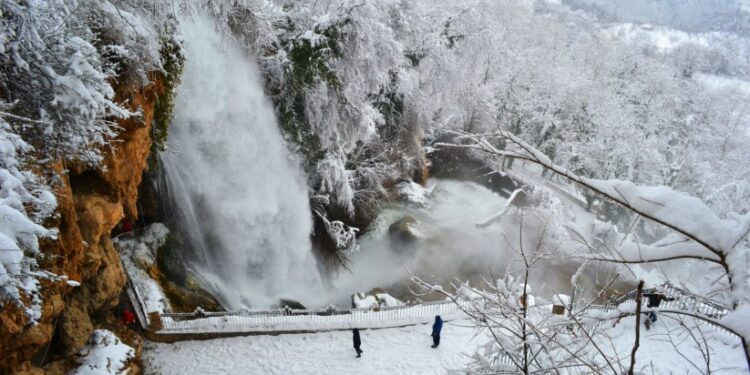 Έρχεται ραγδαία επιδείνωση με χιόνια, μποφόρ και καταρρακτώδεις βροχές – Πυκνές χιονοπτώσεις και στην Πέλλα
