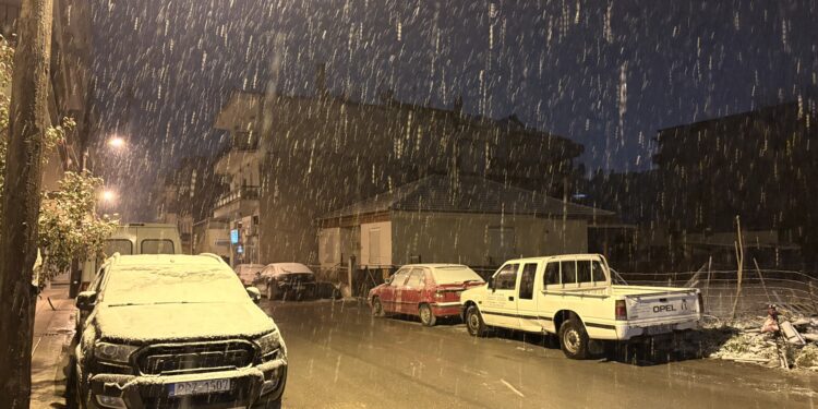 Χιονίζει στην Αλμωπία – Χιόνια ακόμα και μέσα στην πόλη της Αριδαίας