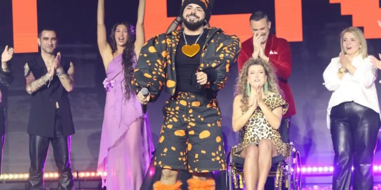 Akylas: Ποιος είναι ο εκκεντρικός τραγουδιστής από τις Σέρρες που θα πάει στη Eurovision φέτος, εκπροσωπώντας την Ελλάδα με το «Ferto»