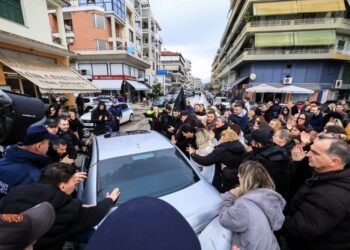 Βιολάντα: «Μπράβο» κι «όχι στη λάσπη» φώναζαν εργαζόμενοι στηρίζοντας τον Τζιωρτζιώτη στα δικαστήρια