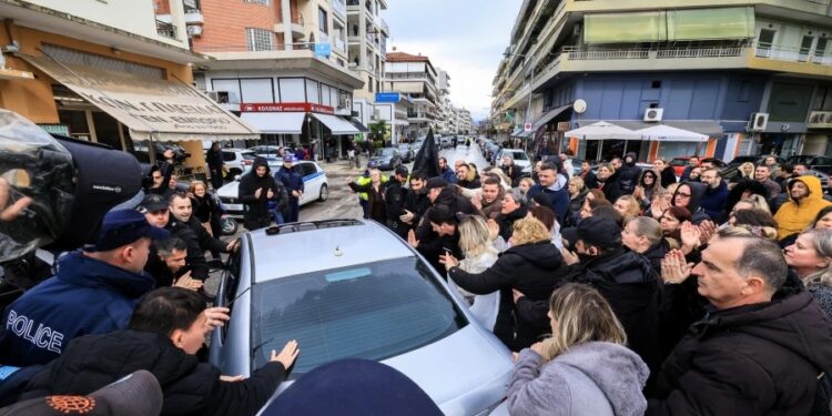 Βιολάντα: «Μπράβο» κι «όχι στη λάσπη» φώναζαν εργαζόμενοι στηρίζοντας τον Τζιωρτζιώτη στα δικαστήρια