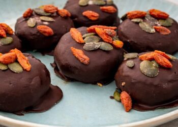 Μπισκότα χωρίς ψήσιμο με επικάλυψη σοκολάτας