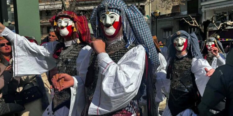 «Βούλιαξε» η Νάουσα στην κορύφωση της Αποκριάς – Αναβίωσε το μοναδικό δρώμενο «Γενίτσαροι και Μπούλες»