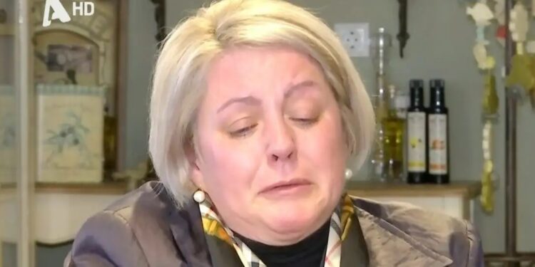 Τέμπη – Η μητέρα της Ιφιγένειας ξεσπά τρία χρόνια μετά το δυστύχημα: «Πήγε ευτυχισμένη μια εκδρομή με τον φίλο της και γύρισε στην κάσα»