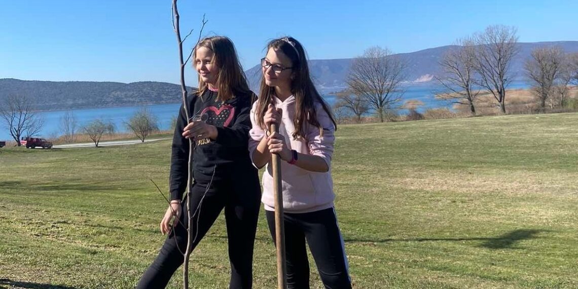 Δενδροφύτευση στην Άρνισσα με τους μικρούς μας εθελοντές