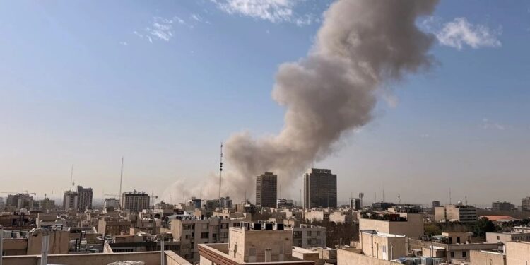 Σε εξέλιξη η επίθεση στο Ιράν, συναγερμός για αντίποινα στο Ισραήλ – Διαρκής επιχείρηση λέει ο Τραμπ