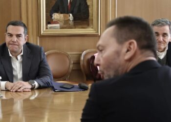 Οι αποκαλύψεις Στουρνάρα βάζουν φωτιά στην πολιτική ζωή – «Έπεσαν οι μάσκες» λέει η κυβέρνηση, κοιτάζοντας προς τον Τσίπρα