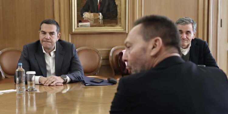 Οι αποκαλύψεις Στουρνάρα βάζουν φωτιά στην πολιτική ζωή – «Έπεσαν οι μάσκες» λέει η κυβέρνηση, κοιτάζοντας προς τον Τσίπρα