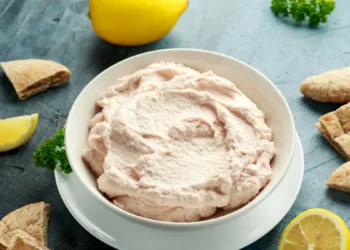 Συνταγή για παραδοσιακή λευκή ταραμοσαλάτα με ψωμί