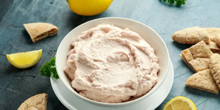 Συνταγή για παραδοσιακή λευκή ταραμοσαλάτα με ψωμί