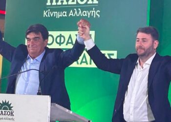 Ο Γιαννακούρας «απειλούσε» να κατέβει με αντίπαλο του ΠΑΣΟΚ, διεγράφη και στήριξε Ανδρουλάκη