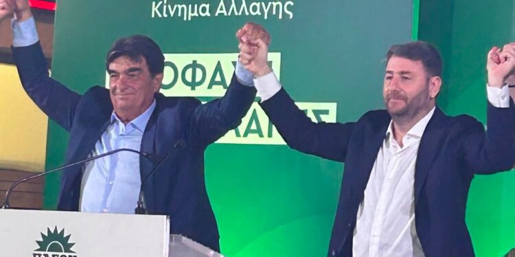 Ο Γιαννακούρας «απειλούσε» να κατέβει με αντίπαλο του ΠΑΣΟΚ, διεγράφη και στήριξε Ανδρουλάκη