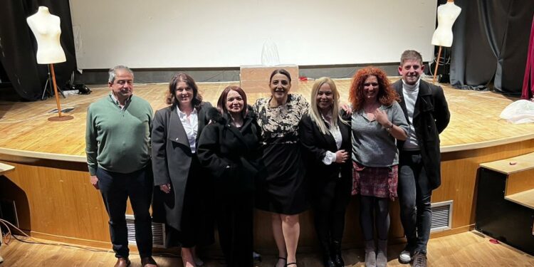 Καθήλωσε το κοινό η θεατρική παράσταση «Κοινωνικό Συμβόλαιο» στο Ξενιτίδειο Πνευματικό Κέντρο