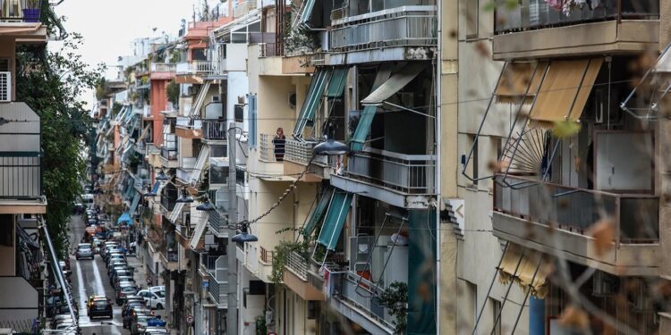 ΕΝΦΙΑ: Τα λάθη που «φουσκώνουν» τον φόρο και πώς μπορούν οι ιδιοκτήτες να τον μειώσουν