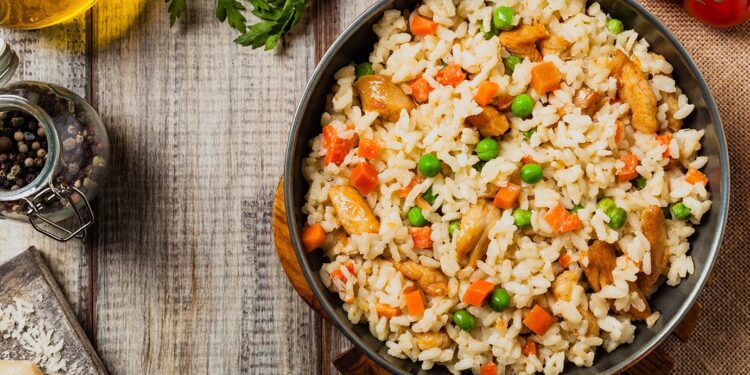 Ριζότο με κοτόπουλο και αρακά – Μια συνταγή που θα λατρέψετε