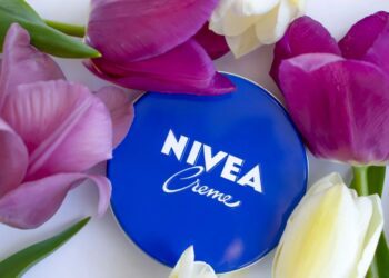 Ένας φαρμακοποιός εξηγεί που δεν πρέπει να χρησιμοποιείτε την κρέμα Nivea στο μπλε κουτί