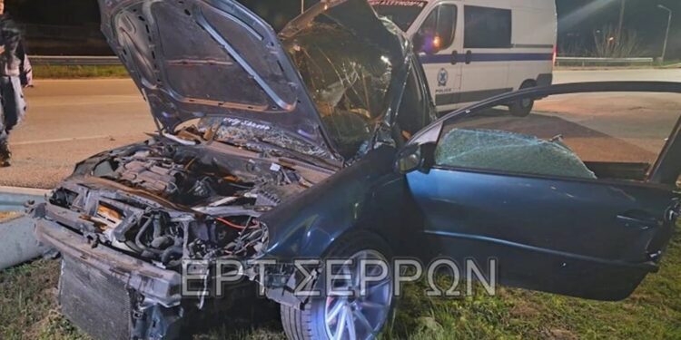 Αυτοκίνητο καρφώθηκε σε κολόνα φωτισμού – Σε κρίσιμη κατάσταση ο νεαρός οδηγός