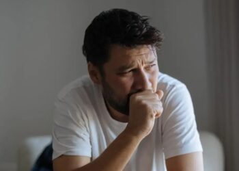 Ιώσεις: Αργεί η «άνοιξη» για τις λοιμώξεις του αναπνευστικού – Γιατί οι Έλληνες βήχουν ακόμη