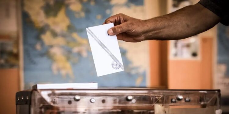 Δημοσκόπηση Opinion Poll: Στις 32,7% η ΝΔ με διαφορά 15,9 μονάδων από το ΠΑΣΟΚ – «Χαμηλές πτήσεις» για Καρυστιανού, Τσίπρα και Σαμαρά