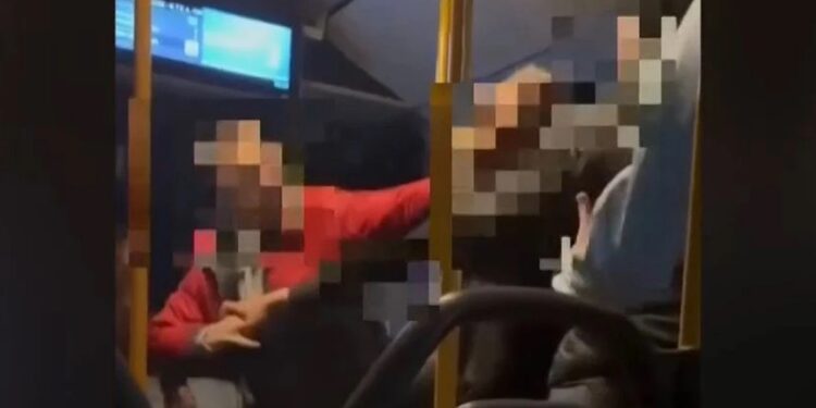 Άγρια επίθεση σε νεαρή κοπέλα μέσα σε λεωφορείο στη Θεσσαλονίκη – Βίντεο ντοκουμέντο