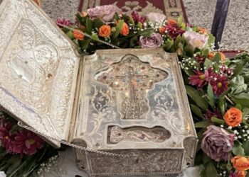 Μεγάλη ευλογία για την Αλμωπία: Ο Ι.Ν. Αγίας Χρυσής υποδέχτηκε με κατάνυξη το Τίμιο Ξύλο