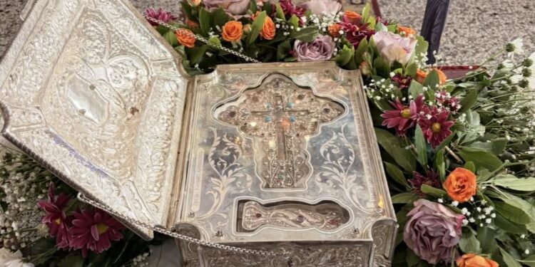 Μεγάλη ευλογία για την Αλμωπία: Ο Ι.Ν. Αγίας Χρυσής υποδέχτηκε με κατάνυξη το Τίμιο Ξύλο