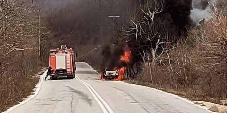 Αλμωπία: Αυτοκίνητο τυλίχθηκε στις φλόγες εν κινήσει