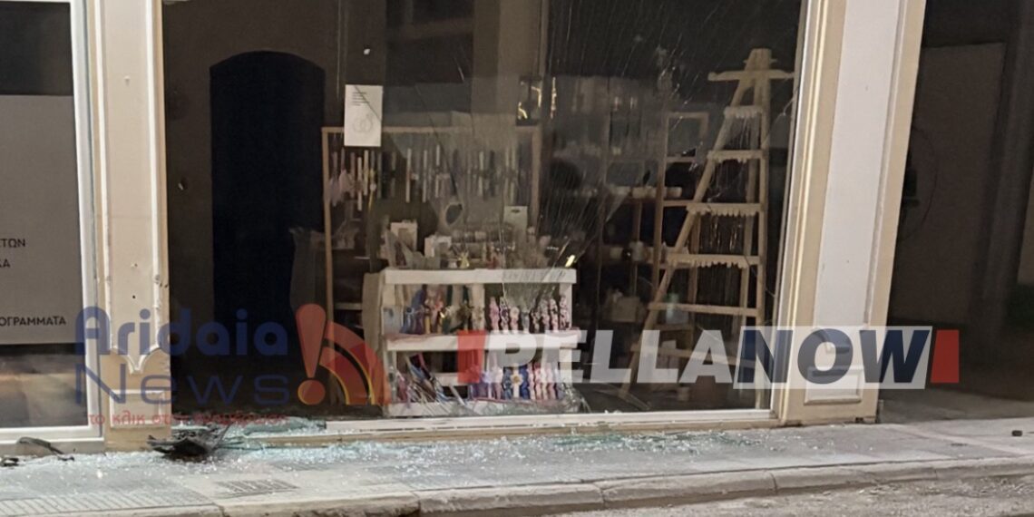 Αναστάτωση στο κέντρο της Αριδαίας – Αυτοκίνητο έπεσε σε βιτρίνα καταστήματος