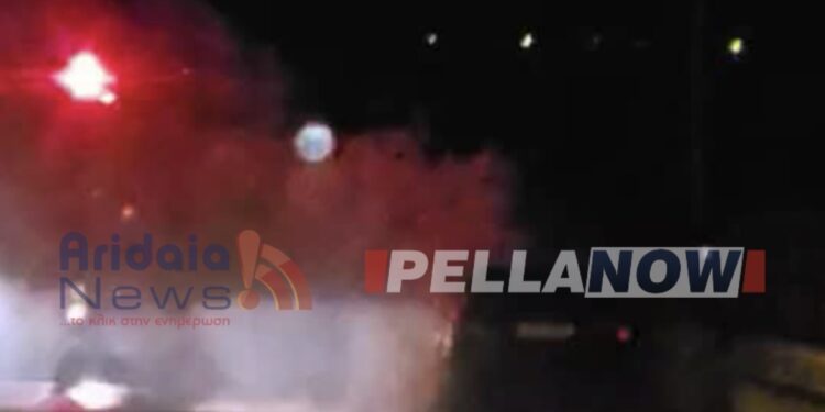 Αυτοκίνητο τυλίχθηκε στις φλόγες στην Πέλλα