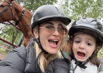 Η Ιωάννα Τούνη επισκέφτηκε την ειδυλλιακή Αλμωπία – Υπέροχες εικόνες μαζί με τον γιο της