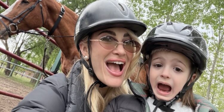 Η Ιωάννα Τούνη επισκέφτηκε την ειδυλλιακή Αλμωπία – Υπέροχες εικόνες μαζί με τον γιο της